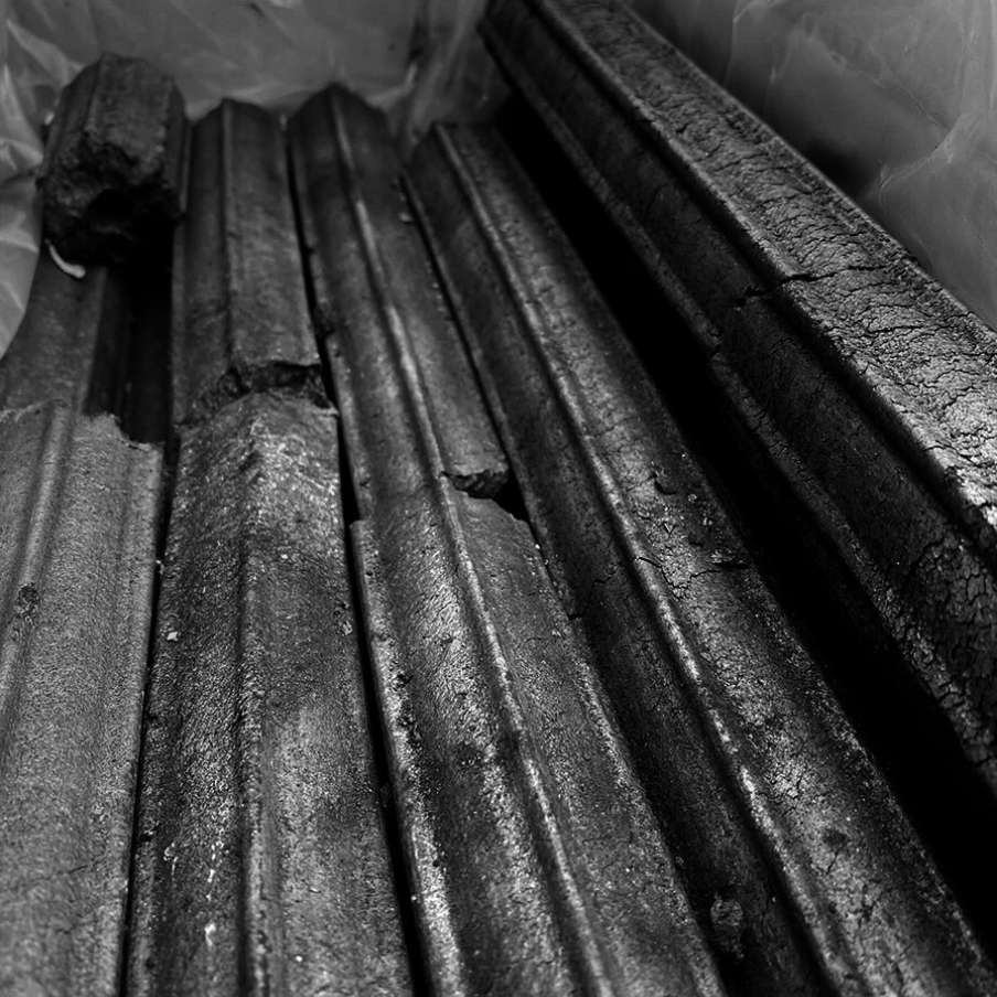 bbq flavour accessoire houtskool sawdust briquettes hexagon kg rettes hexagon 10 hexagon